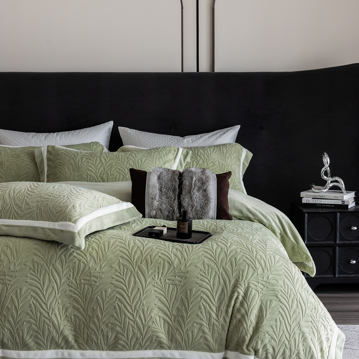 91家纺网 家纺一手货源 找家纺 瑞雪家居 2025新款亲肤舒适牛奶绒四件套-榈叶系列 榈叶-浅灰绿