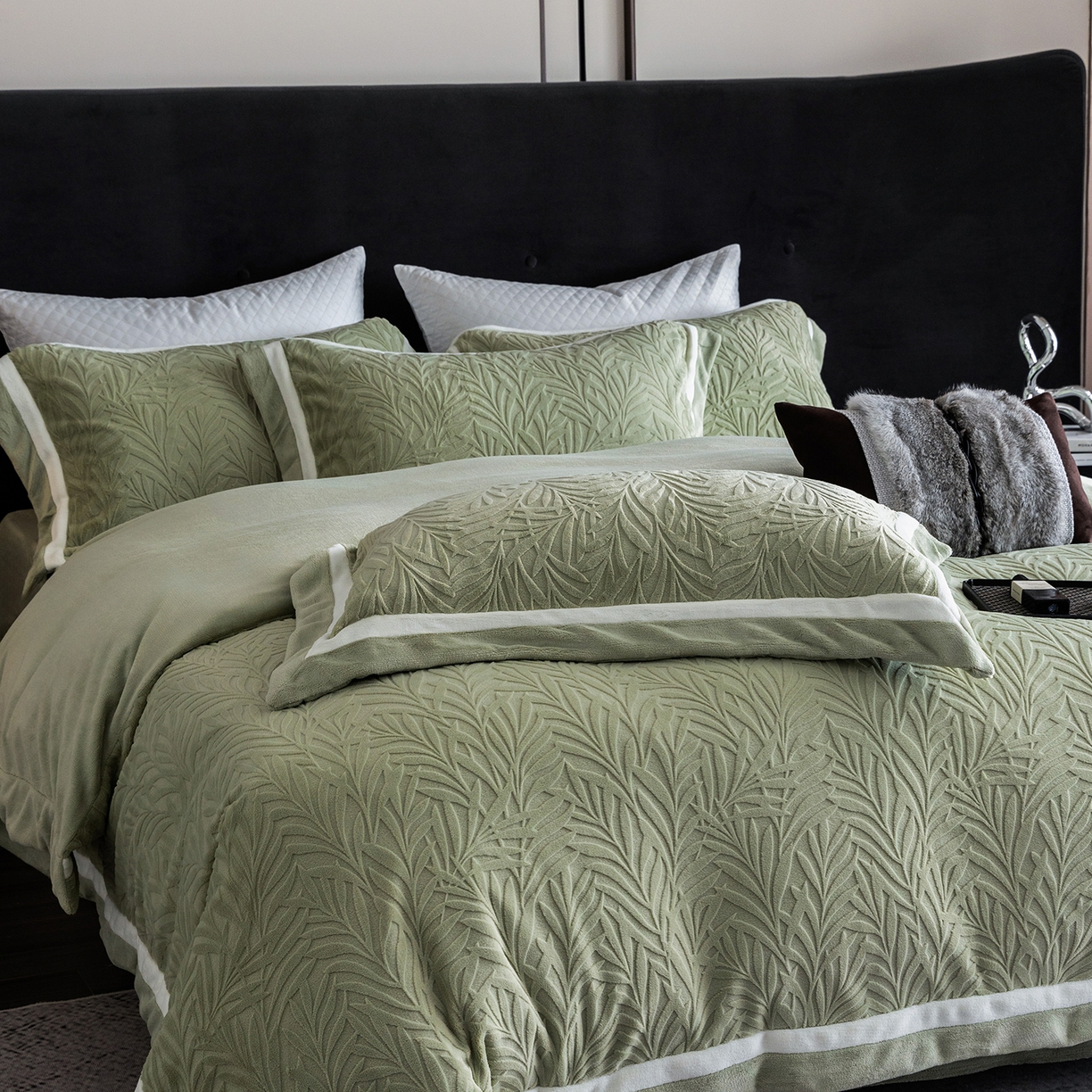 91家纺网 家纺一手货源 找家纺 瑞雪家居 2025新款亲肤舒适牛奶绒四件套-榈叶系列 榈叶-浅灰绿