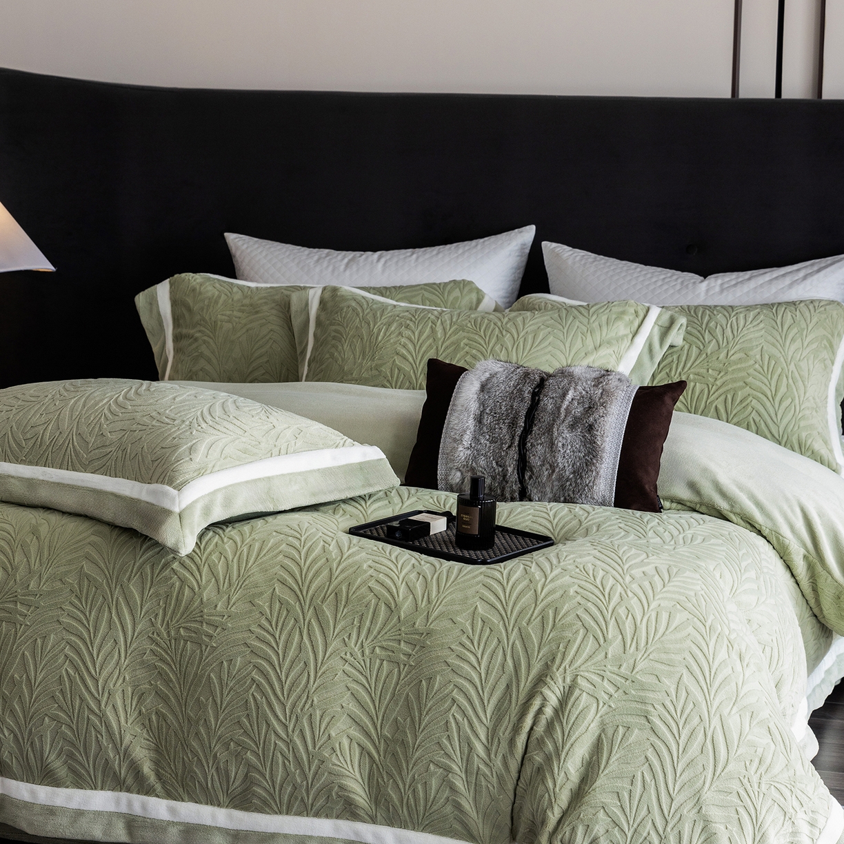 91家纺网 家纺一手货源 找家纺 瑞雪家居 2025新款亲肤舒适牛奶绒四件套-榈叶系列 榈叶-浅灰绿