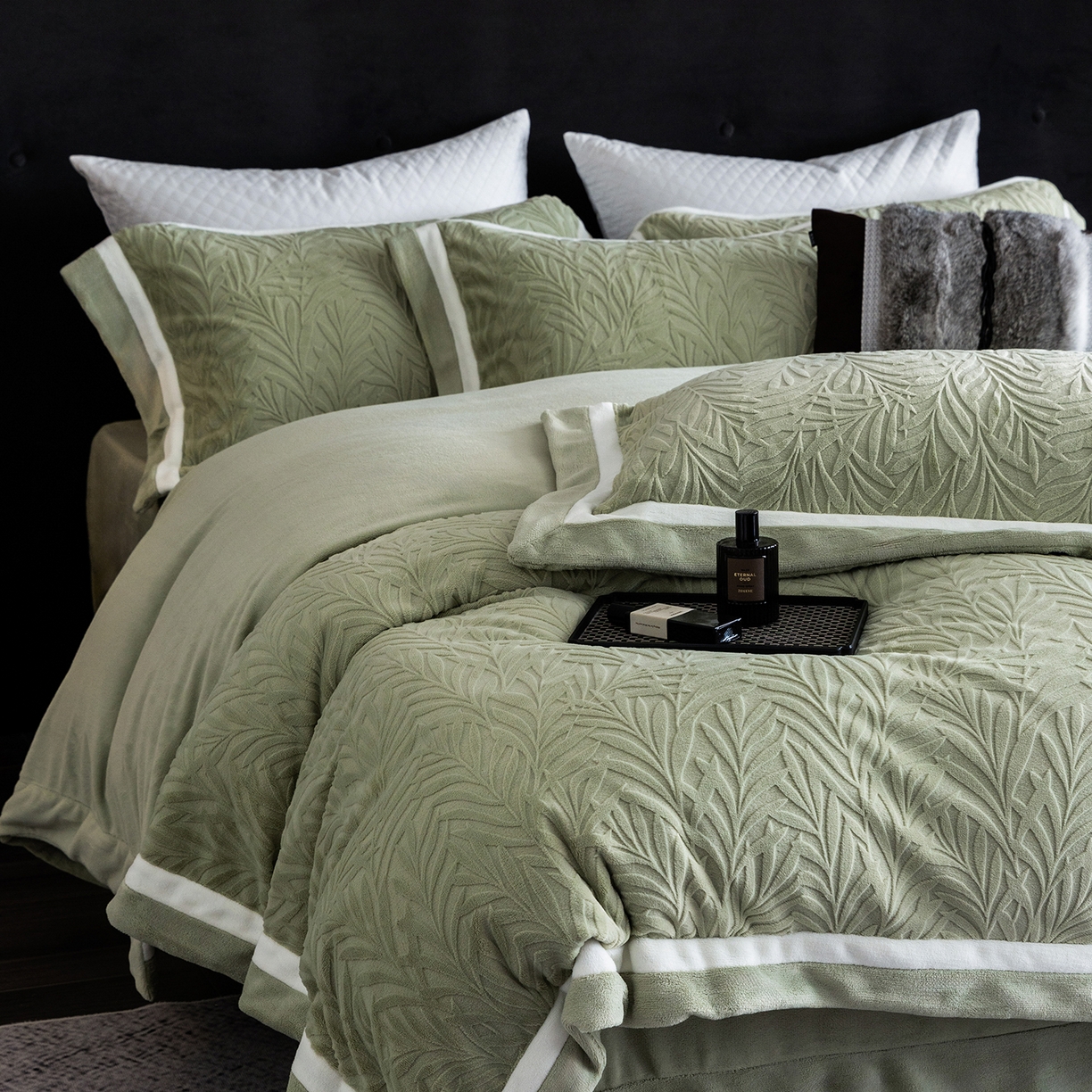 91家纺网 家纺一手货源 找家纺 瑞雪家居 2025新款亲肤舒适牛奶绒四件套-榈叶系列 榈叶-浅灰绿