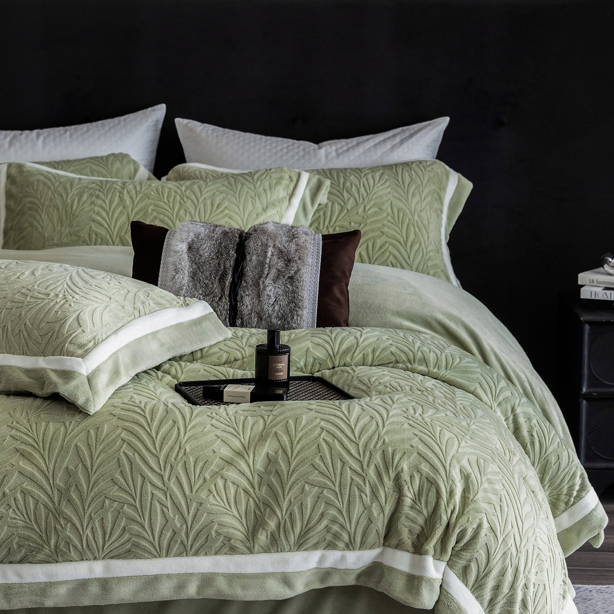 91家纺网 家纺一手货源 找家纺 瑞雪家居 2025新款亲肤舒适牛奶绒四件套-榈叶系列 榈叶-浅灰绿