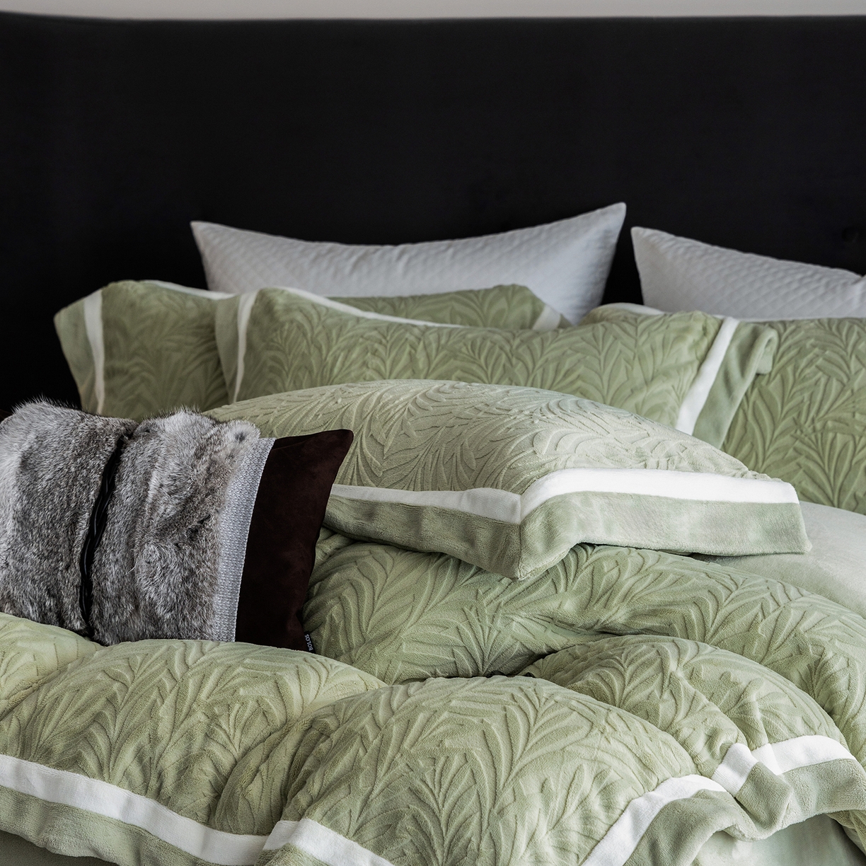 91家纺网 家纺一手货源 找家纺 瑞雪家居 2025新款亲肤舒适牛奶绒四件套-榈叶系列 榈叶-浅灰绿