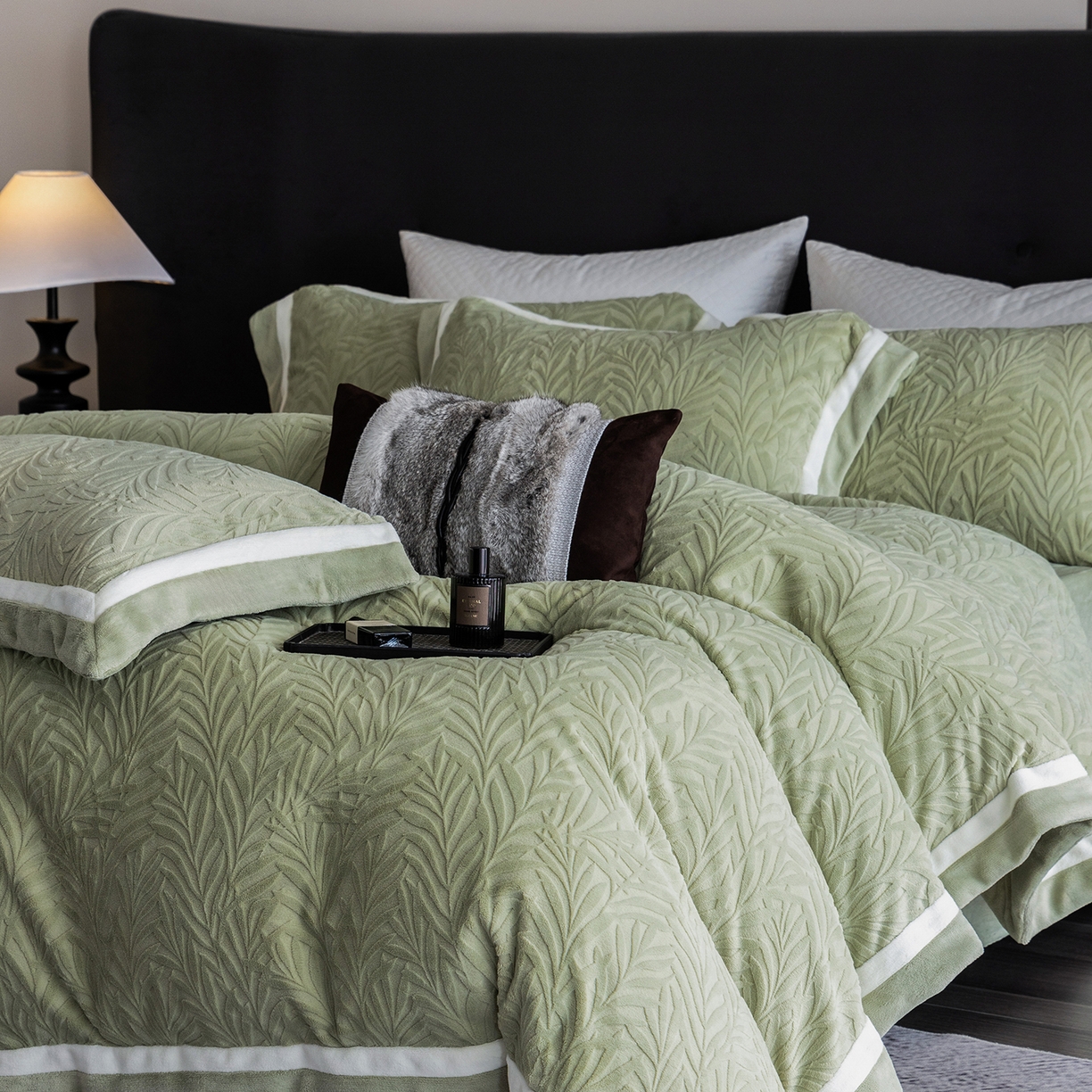 91家纺网 家纺一手货源 找家纺 瑞雪家居 2025新款亲肤舒适牛奶绒四件套-榈叶系列 榈叶-浅灰绿