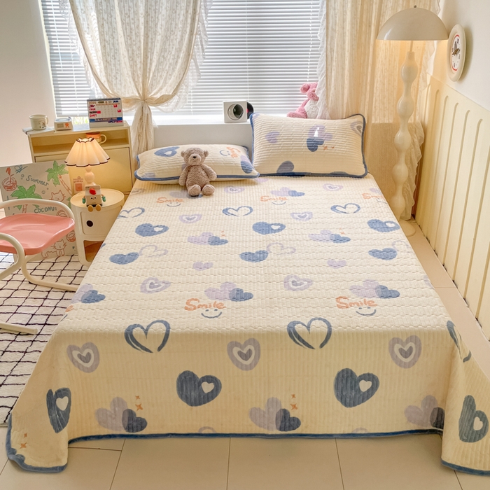 91家纺网 家纺一手货源 找家纺 云玲时尚 2025新款高克重牛奶绒印花夹棉床盖 心相印