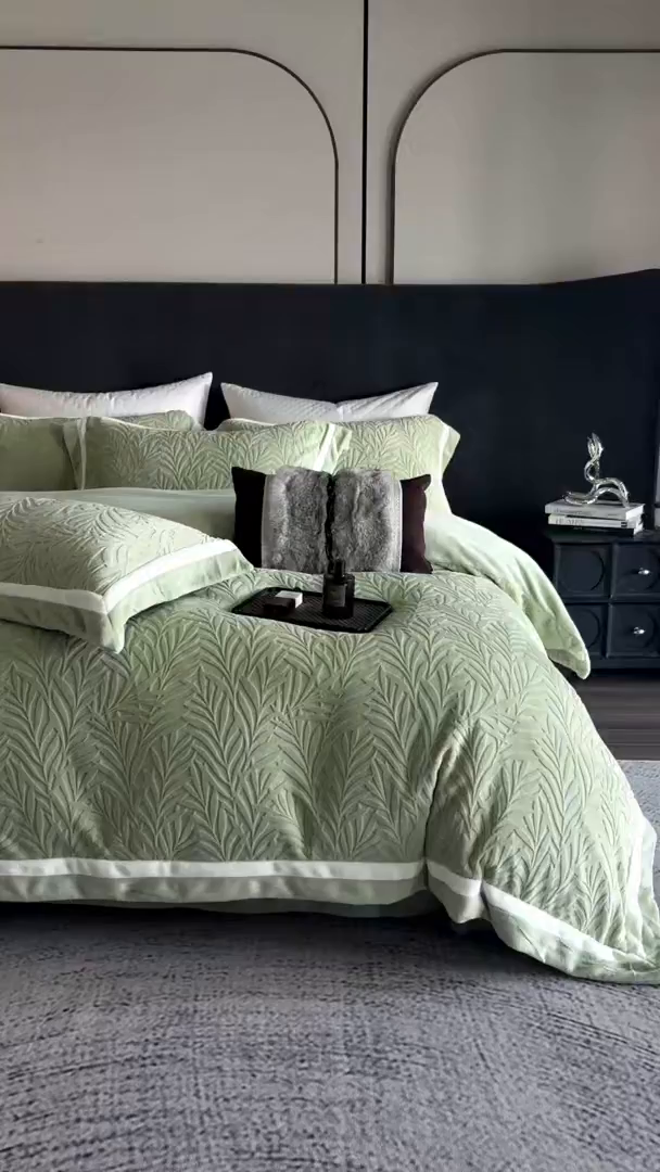 91家纺网 家纺一手货源 找家纺 瑞雪家居 2025新款亲肤舒适牛奶绒四件套-榈叶系列 榈叶-浅灰绿