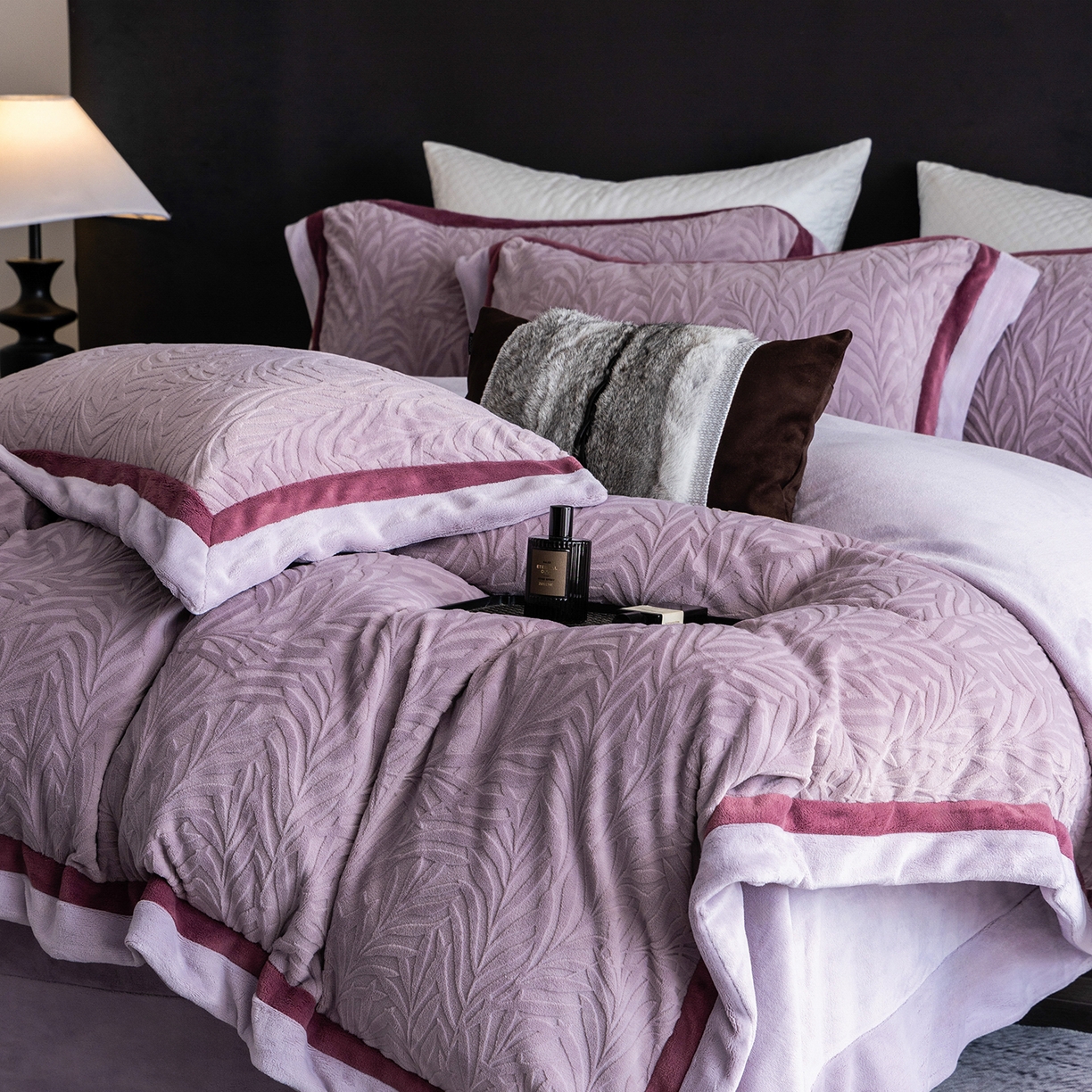 91家纺网 家纺一手货源 找家纺 瑞雪家居 2025新款亲肤舒适牛奶绒四件套-榈叶系列 榈叶-香芋紫