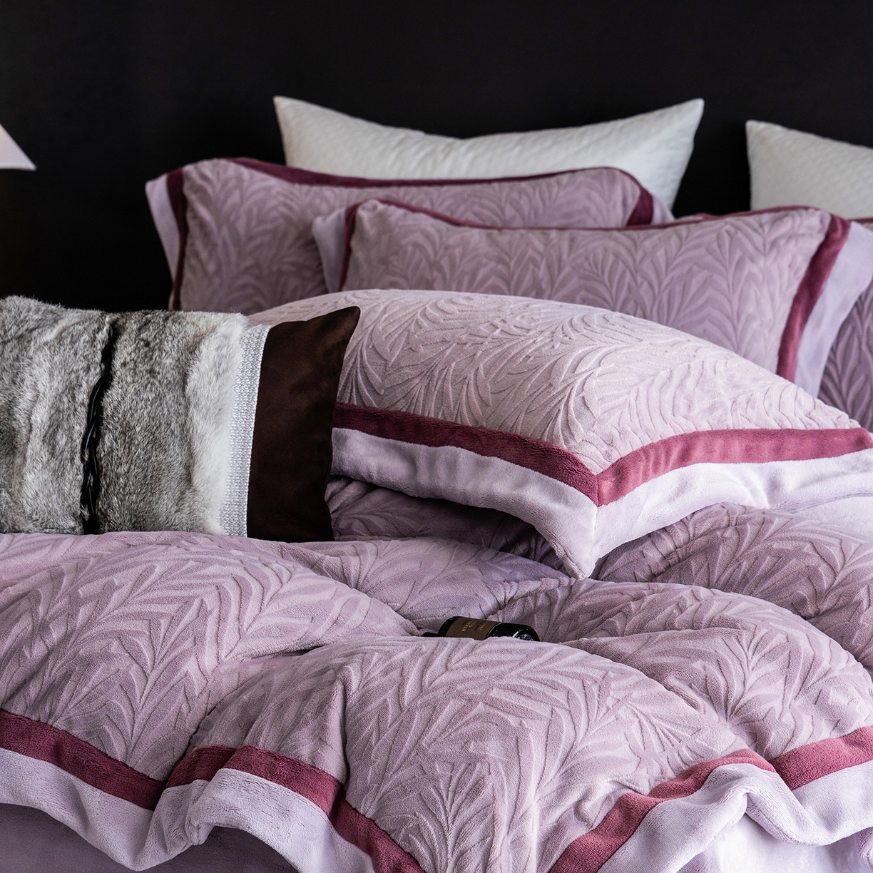 91家纺网 家纺一手货源 找家纺 瑞雪家居 2025新款亲肤舒适牛奶绒四件套-榈叶系列 榈叶-香芋紫