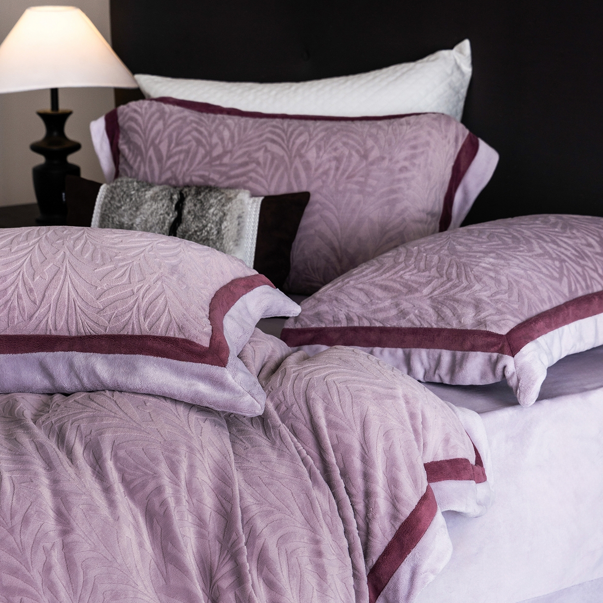 91家纺网 家纺一手货源 找家纺 瑞雪家居 2025新款亲肤舒适牛奶绒四件套-榈叶系列 榈叶-香芋紫