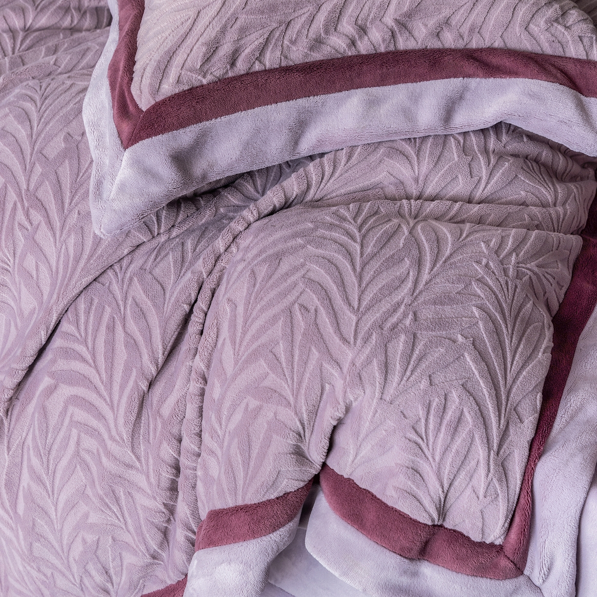 91家纺网 家纺一手货源 找家纺 瑞雪家居 2025新款亲肤舒适牛奶绒四件套-榈叶系列 榈叶-香芋紫