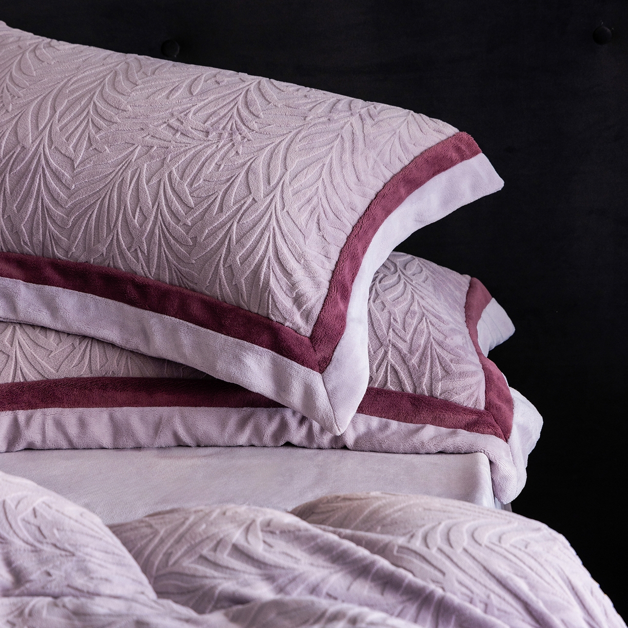 91家纺网 家纺一手货源 找家纺 瑞雪家居 2025新款亲肤舒适牛奶绒四件套-榈叶系列 榈叶-香芋紫