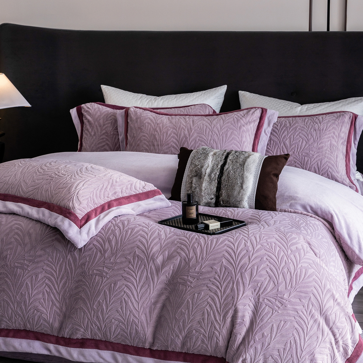 91家纺网 家纺一手货源 找家纺 瑞雪家居 2025新款亲肤舒适牛奶绒四件套-榈叶系列 榈叶-香芋紫