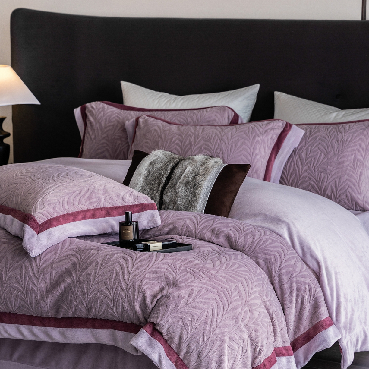 91家纺网 家纺一手货源 找家纺 瑞雪家居 2025新款亲肤舒适牛奶绒四件套-榈叶系列 榈叶-香芋紫