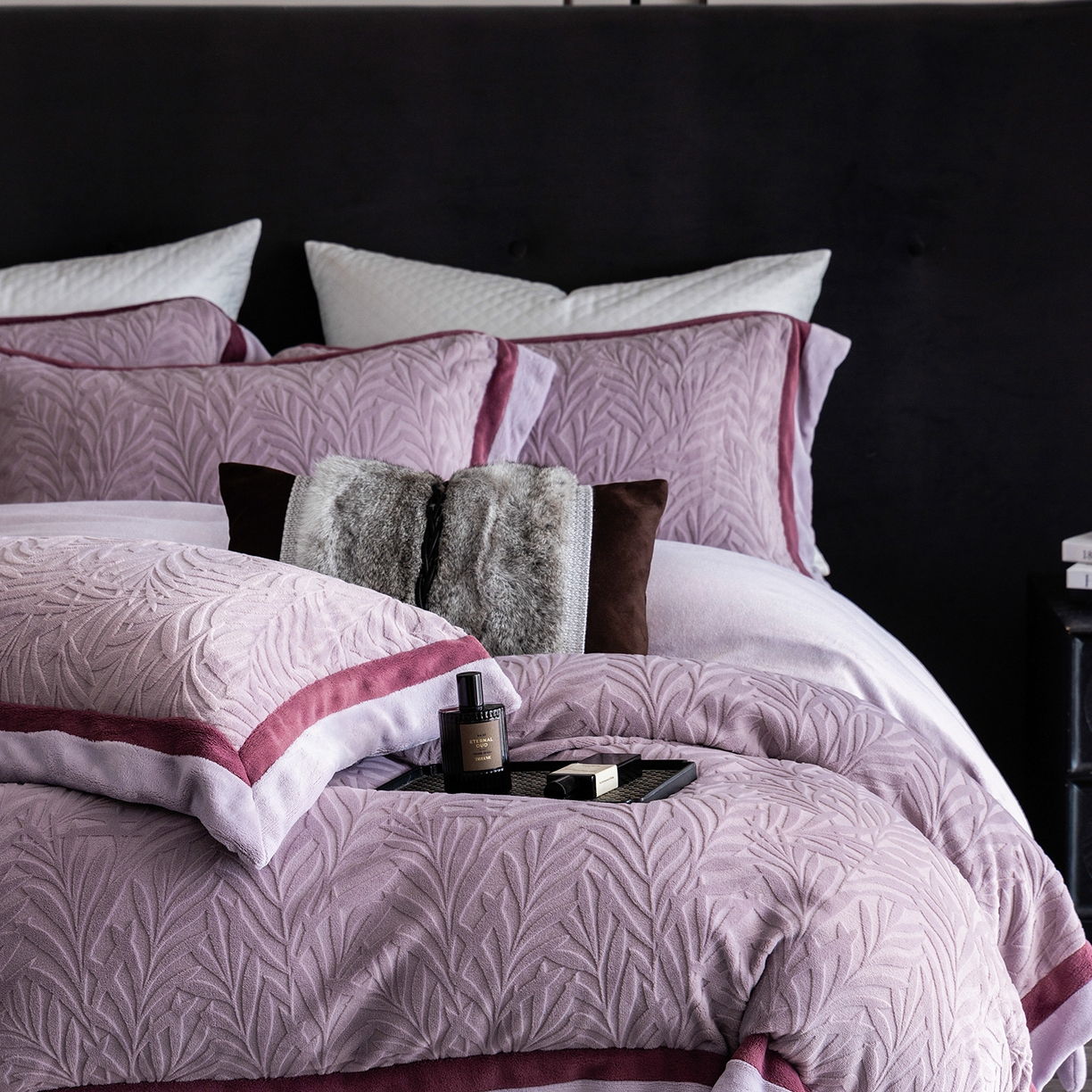 91家纺网 家纺一手货源 找家纺 瑞雪家居 2025新款亲肤舒适牛奶绒四件套-榈叶系列 榈叶-香芋紫