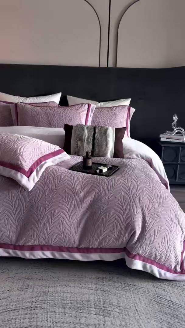 91家纺网 家纺一手货源 找家纺 瑞雪家居 2025新款亲肤舒适牛奶绒四件套-榈叶系列 榈叶-香芋紫