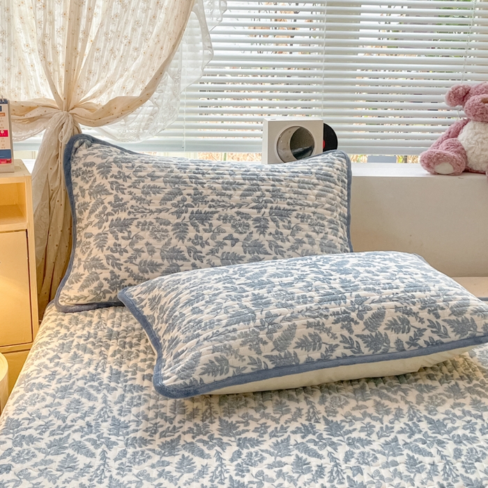 91家纺网 家纺一手货源 找家纺 云玲时尚 2025新款高克重牛奶绒印花夹棉床盖 暗香