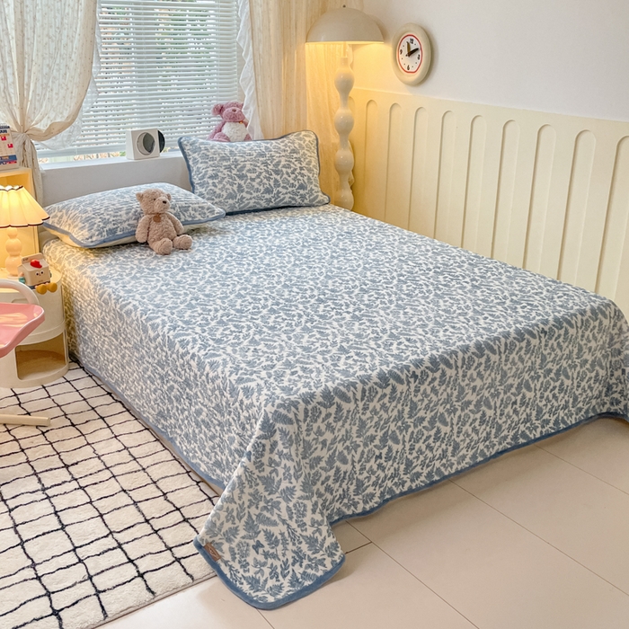 91家纺网 家纺一手货源 找家纺 云玲时尚 2025新款高克重牛奶绒印花夹棉床盖 暗香