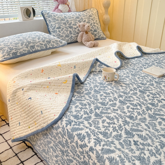 91家纺网 家纺一手货源 找家纺 云玲时尚 2025新款高克重牛奶绒印花夹棉床盖 暗香