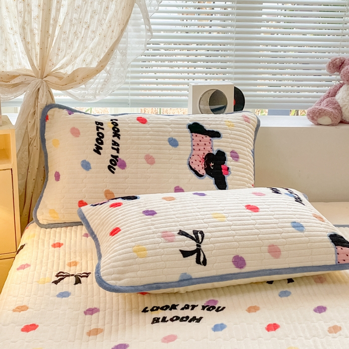 91家纺网 家纺一手货源 找家纺 云玲时尚 2025新款高克重牛奶绒印花夹棉床盖 波点小狗