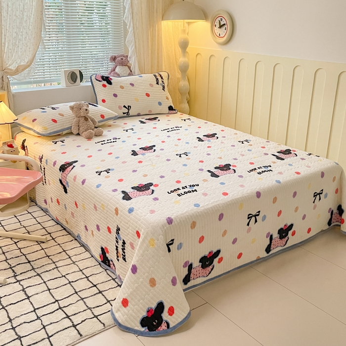 91家纺网 家纺一手货源 找家纺 云玲时尚 2025新款高克重牛奶绒印花夹棉床盖 波点小狗