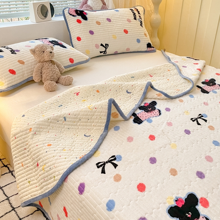 91家纺网 家纺一手货源 找家纺 云玲时尚 2025新款高克重牛奶绒印花夹棉床盖 波点小狗