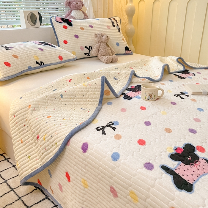 91家纺网 家纺一手货源 找家纺 云玲时尚 2025新款高克重牛奶绒印花夹棉床盖 波点小狗