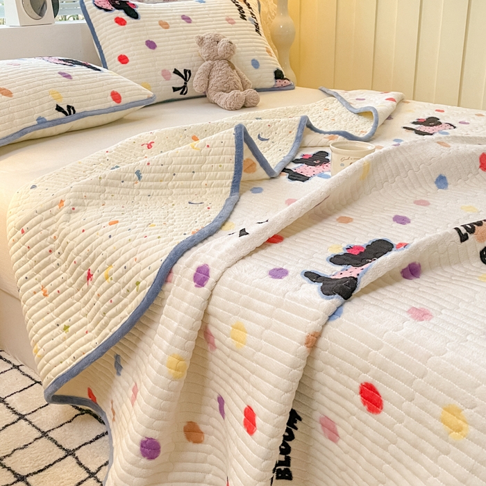 91家纺网 家纺一手货源 找家纺 云玲时尚 2025新款高克重牛奶绒印花夹棉床盖 波点小狗