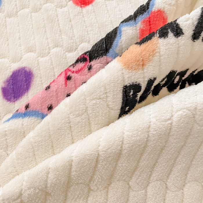 91家纺网 家纺一手货源 找家纺 云玲时尚 2025新款高克重牛奶绒印花夹棉床盖 波点小狗