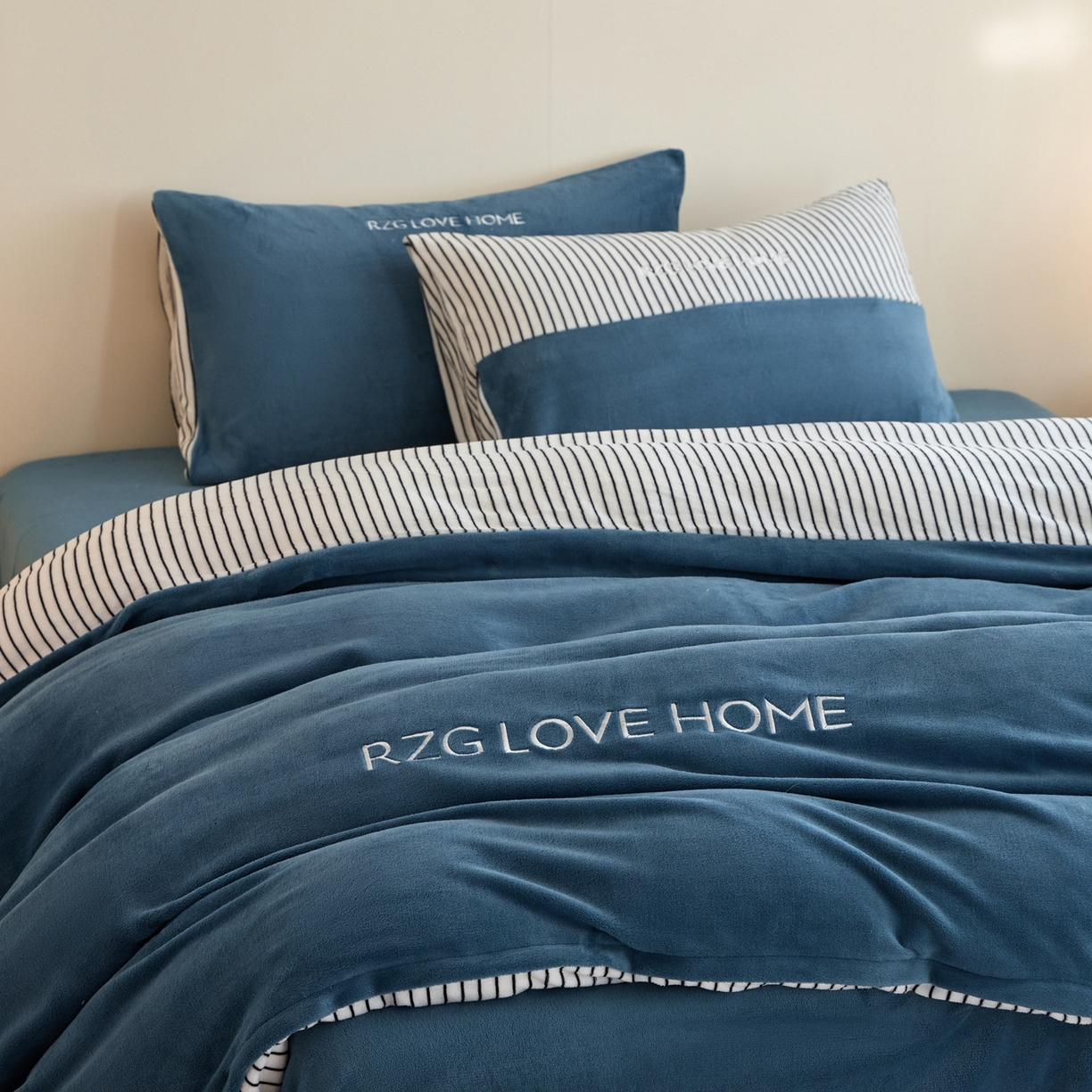 91家纺网 家纺一手货源 找家纺 （总）绒掌柜 2025新款冬季消光级柔滑细腻刺绣牛奶绒宝宝绒四件套——版权产品（品质有买家秀）（爆款有量可谈）-莱卡系列