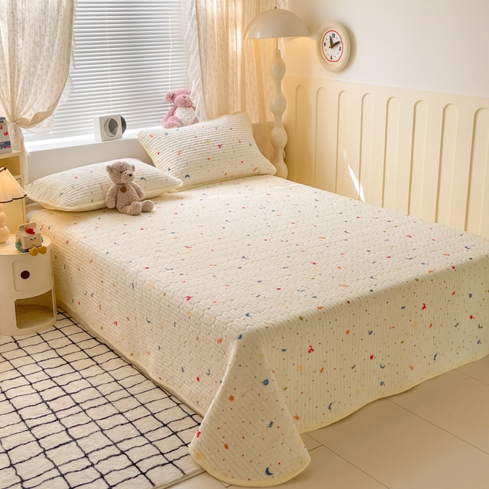 91家纺网 家纺一手货源 找家纺 云玲时尚 2025新款高克重牛奶绒印花夹棉床盖 繁星点点