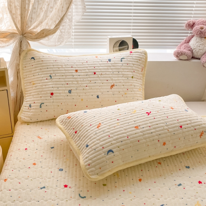 91家纺网 家纺一手货源 找家纺 云玲时尚 2025新款高克重牛奶绒印花夹棉床盖 繁星点点