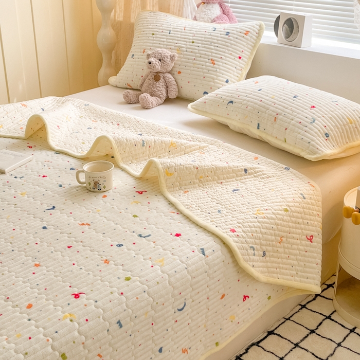 91家纺网 家纺一手货源 找家纺 云玲时尚 2025新款高克重牛奶绒印花夹棉床盖 繁星点点