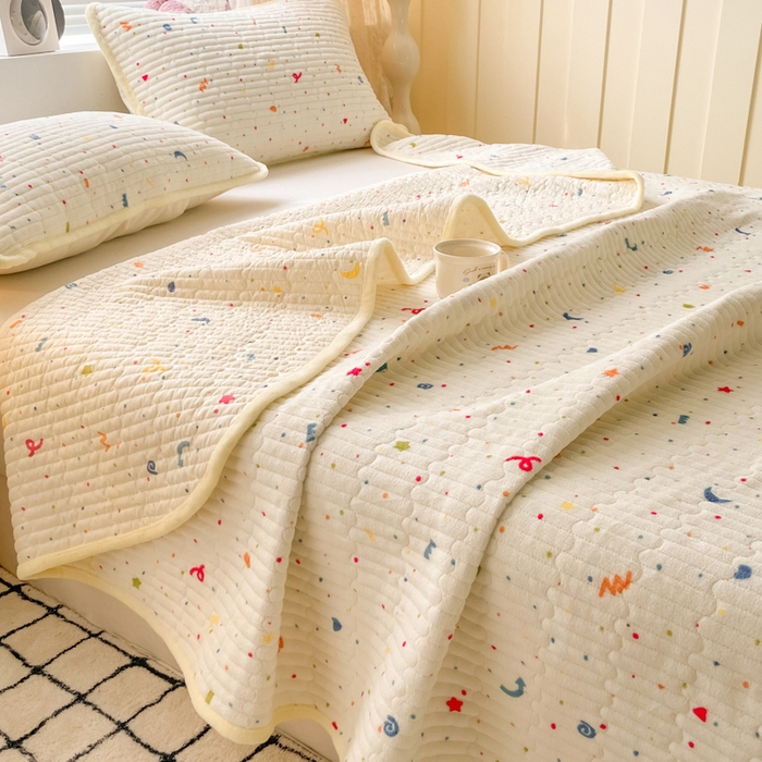 91家纺网 家纺一手货源 找家纺 云玲时尚 2025新款高克重牛奶绒印花夹棉床盖 繁星点点