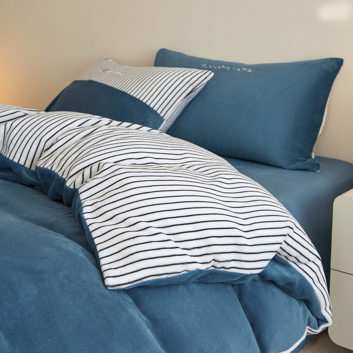 91家纺网 家纺一手货源 找家纺 （总）绒掌柜 2025新款冬季消光级柔滑细腻刺绣牛奶绒宝宝绒四件套——版权产品（品质有买家秀）（爆款有量可谈）-莱卡系列