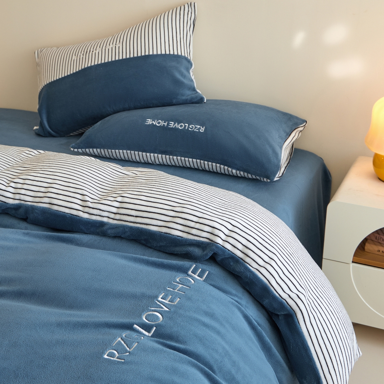 91家纺网 家纺一手货源 找家纺 （总）绒掌柜 2025新款冬季消光级柔滑细腻刺绣牛奶绒宝宝绒四件套——版权产品（品质有买家秀）（爆款有量可谈）-莱卡系列