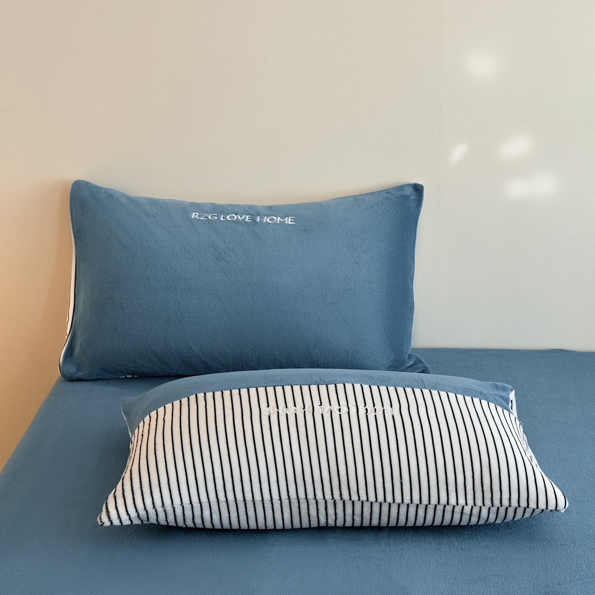 91家纺网 家纺一手货源 找家纺 （总）绒掌柜 2025新款冬季消光级柔滑细腻刺绣牛奶绒宝宝绒四件套——版权产品（品质有买家秀）（爆款有量可谈）-莱卡系列