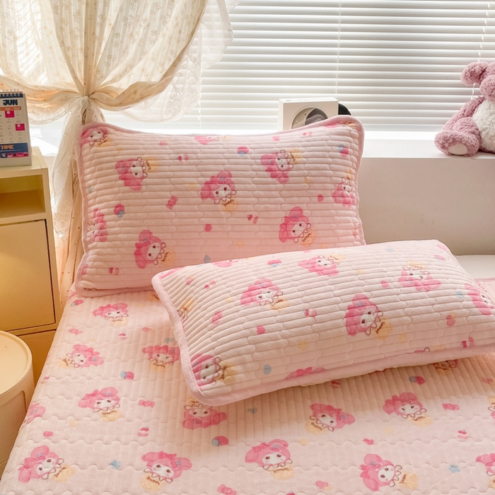 91家纺网 家纺一手货源 找家纺 云玲时尚 2025新款高克重牛奶绒印花夹棉床盖 粉色美蒂