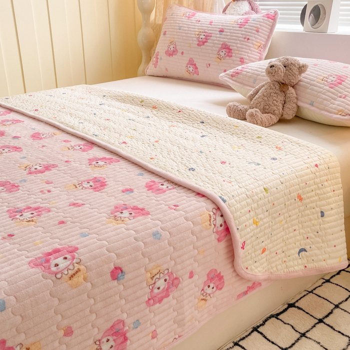 91家纺网 家纺一手货源 找家纺 云玲时尚 2025新款高克重牛奶绒印花夹棉床盖 粉色美蒂