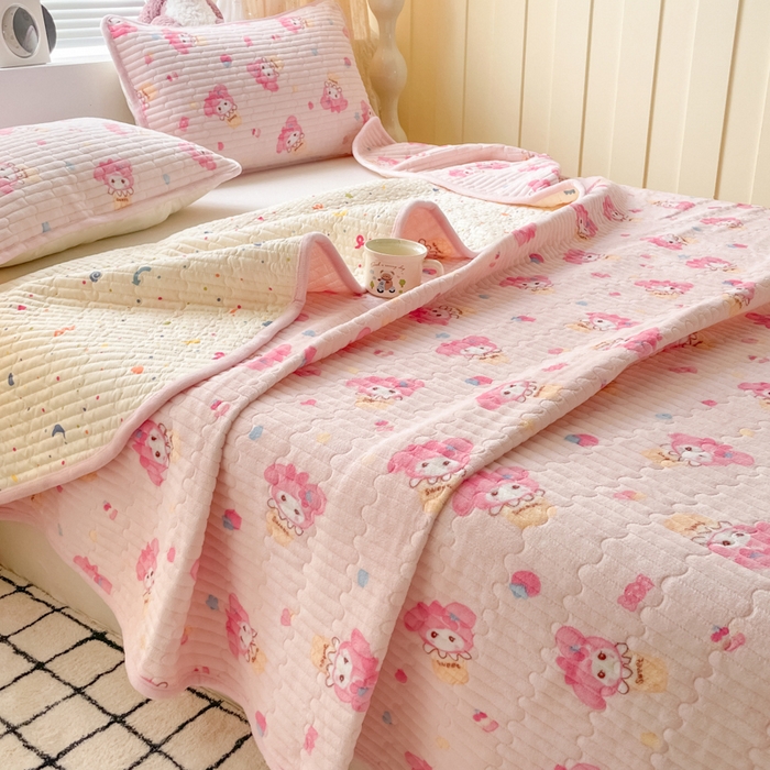 91家纺网 家纺一手货源 找家纺 云玲时尚 2025新款高克重牛奶绒印花夹棉床盖 粉色美蒂