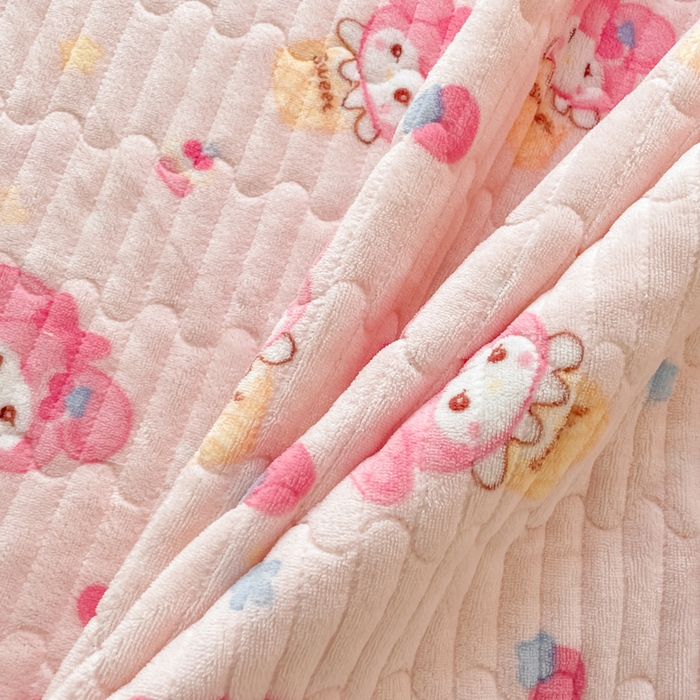 91家纺网 家纺一手货源 找家纺 云玲时尚 2025新款高克重牛奶绒印花夹棉床盖 粉色美蒂