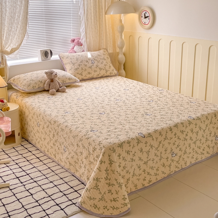 91家纺网 家纺一手货源 找家纺 云玲时尚 2025新款高克重牛奶绒印花夹棉床盖 花枝兔