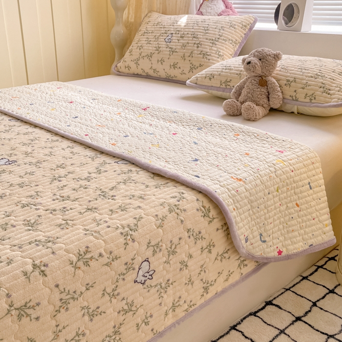 91家纺网 家纺一手货源 找家纺 云玲时尚 2025新款高克重牛奶绒印花夹棉床盖 花枝兔