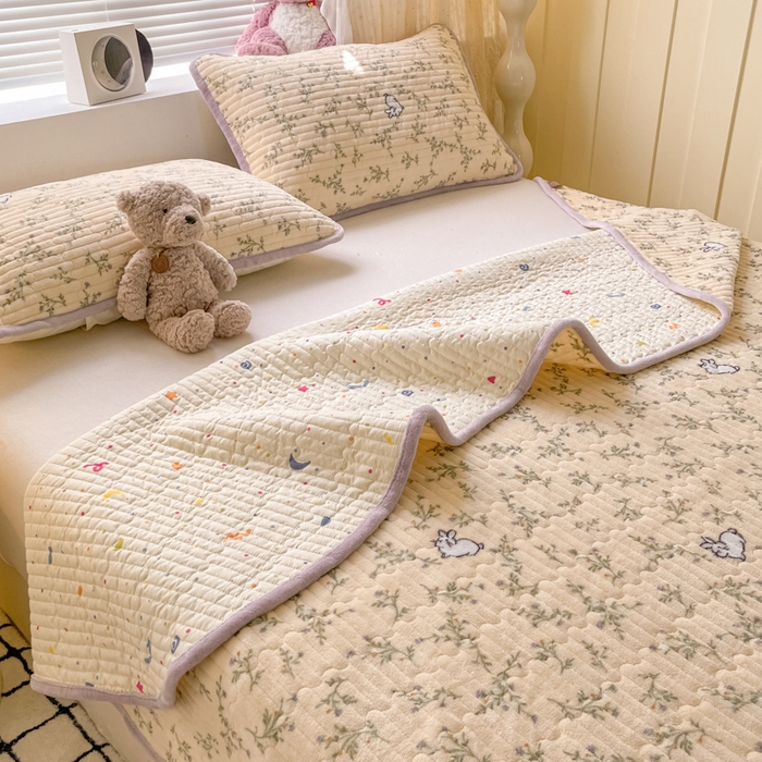 91家纺网 家纺一手货源 找家纺 云玲时尚 2025新款高克重牛奶绒印花夹棉床盖 花枝兔