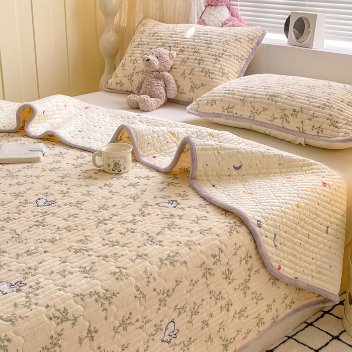 91家纺网 家纺一手货源 找家纺 云玲时尚 2025新款高克重牛奶绒印花夹棉床盖 花枝兔