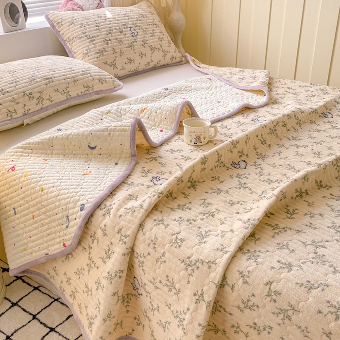 91家纺网 家纺一手货源 找家纺 云玲时尚 2025新款高克重牛奶绒印花夹棉床盖 花枝兔