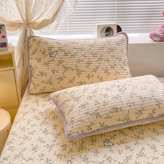 91家纺网 家纺一手货源 找家纺 云玲时尚 2025新款高克重牛奶绒印花夹棉床盖 花枝兔