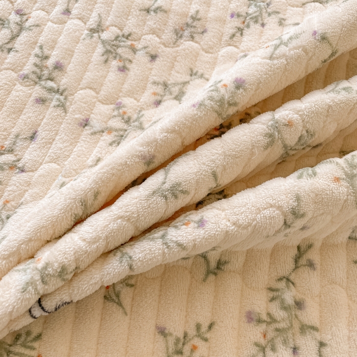 91家纺网 家纺一手货源 找家纺 云玲时尚 2025新款高克重牛奶绒印花夹棉床盖 花枝兔