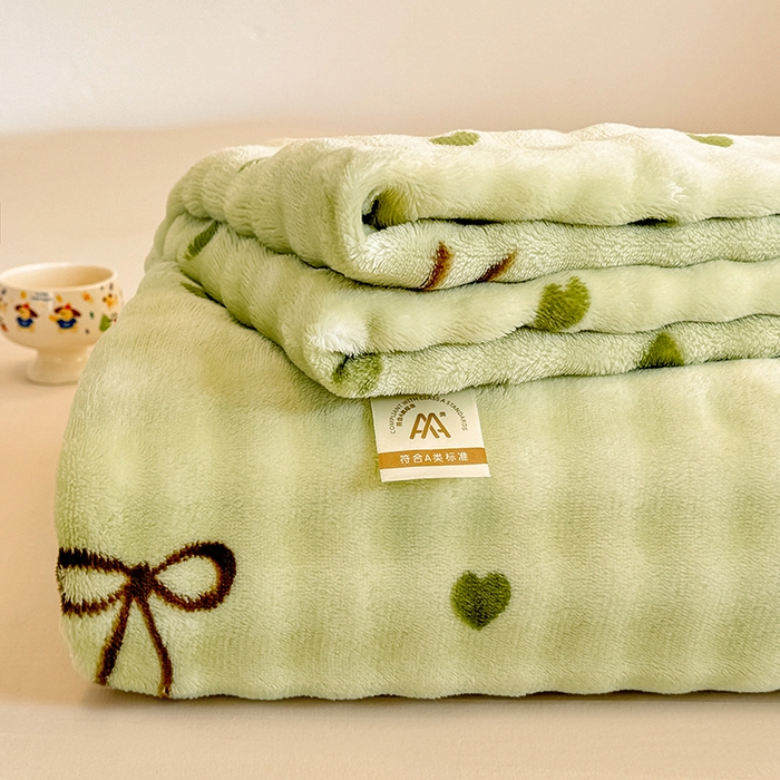 91家纺网 家纺一手货源 找家纺 绣女坊 2025新款A类高克重牛奶绒泡泡绒印花床单单件冬季保暖毛绒毯子绒床单三件套 爱心蝴蝶结-绿