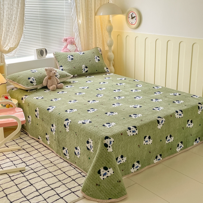 91家纺网 家纺一手货源 找家纺 云玲时尚 2025新款高克重牛奶绒印花夹棉床盖 假日小狗