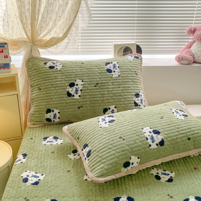 91家纺网 家纺一手货源 找家纺 云玲时尚 2025新款高克重牛奶绒印花夹棉床盖 假日小狗