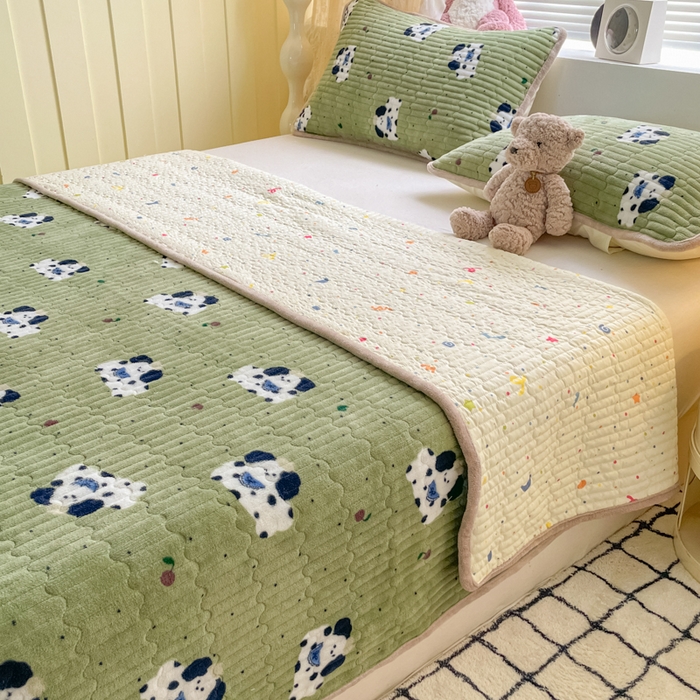 91家纺网 家纺一手货源 找家纺 云玲时尚 2025新款高克重牛奶绒印花夹棉床盖 假日小狗